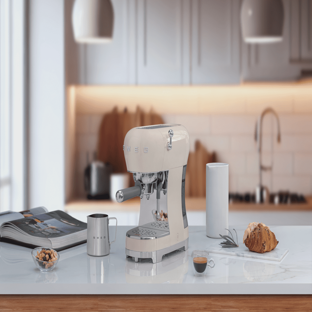 ماكينة قهوة اسبريسو SMEG – كريمي – 1350 واط – ECF02CREU