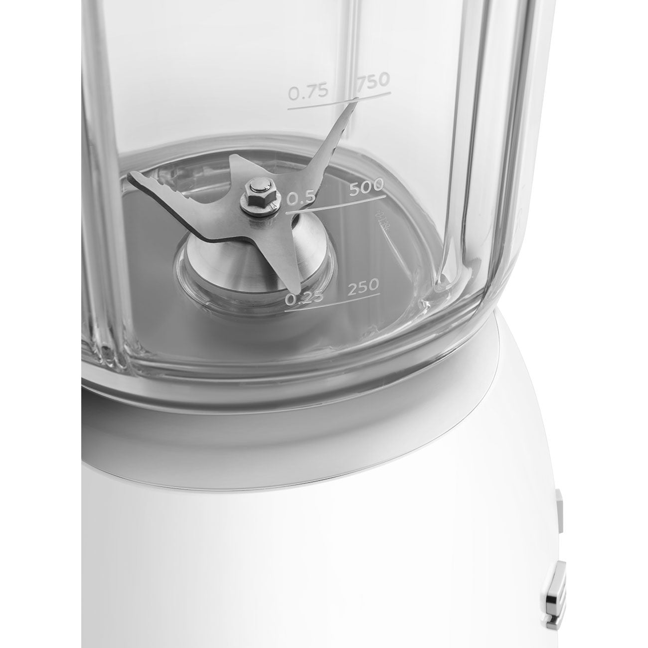 خلاط Smeg BLF03WH Blender – قوة 800 وات بتصميم ريترو إيطالي وسعة 1.5 لتر
